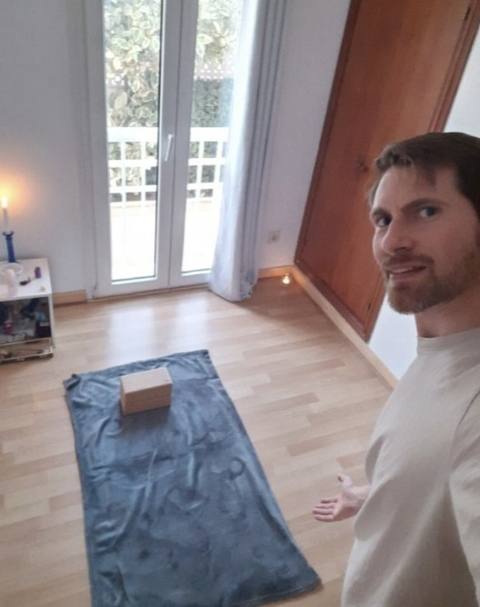 Sebas lächelt und zeigt die vorbereitete Matte für eine Session